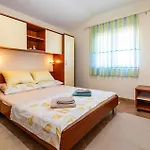 Appartement Beautiful In With Wifi Ražanac